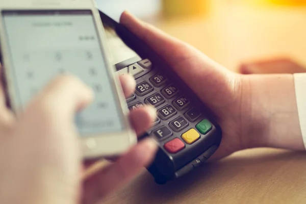Оплата через смартфон с использованием технологии NFC — стоковое фото
