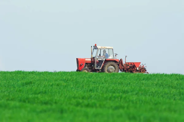 Trattore in un campo — Foto Stock