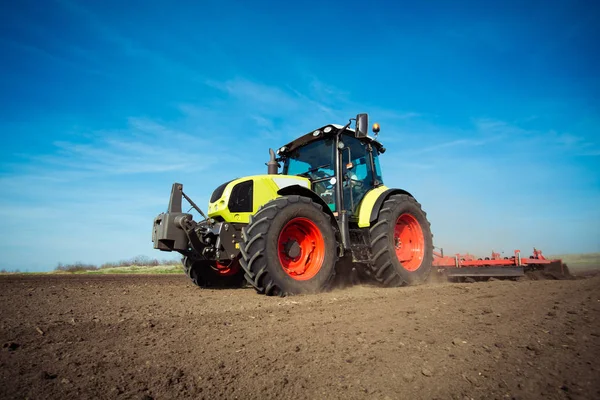 Farmer in tractor preparing land with seedbed cultivator — Stock Photo, Image