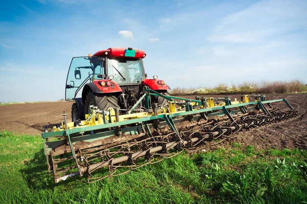 Agricultor en tractor preparando tierra con sembradora en conde — Foto de Stock