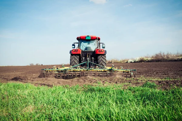 Landwirt mit Traktor bereitet Land mit Saatbettmulchgerät vor — Stockfoto