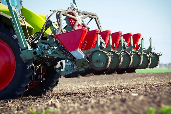 Landwirt sät Getreide auf Feld — Stockfoto