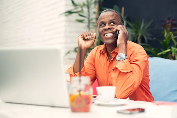 Empresário em um café, falando no celular — Fotografia de Stock