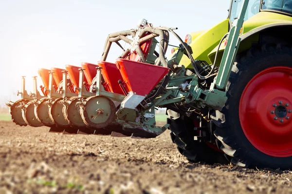 Landwirt sät Getreide auf Feld — Stockfoto