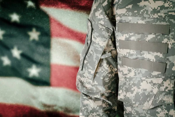 Soldat américain avec drapeau sur fond — Photo