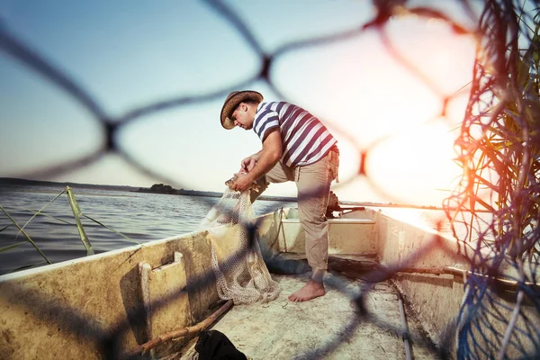 ボートでの釣りの漁師 — ストック写真