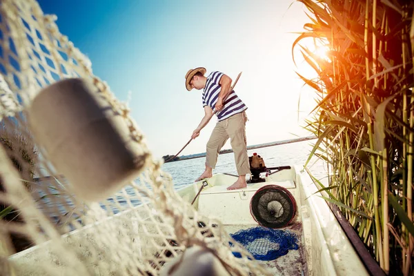 Pescador sacando la red de pesca —  Fotos de Stock