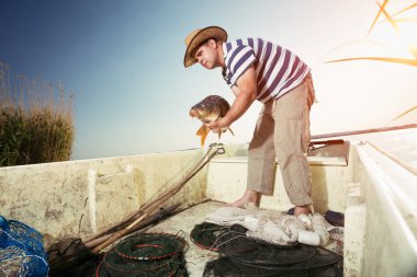 Büyük sazan tutan balıkçı