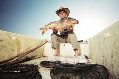 Büyük sazan tutan balıkçı