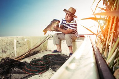 büyük bir balık tutarak balıkçının