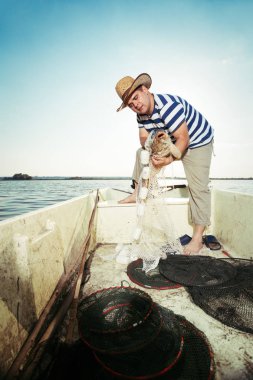 büyük bir balık tutarak balıkçının