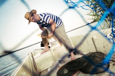 büyük bir balık tutarak balıkçının