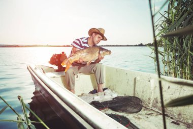 büyük bir balık tutarak balıkçının