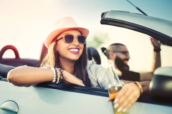 Cheerful young couple on road trip — Stock Photo, Image