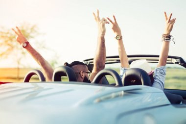 Mutlu gençlerin Cabrio araba