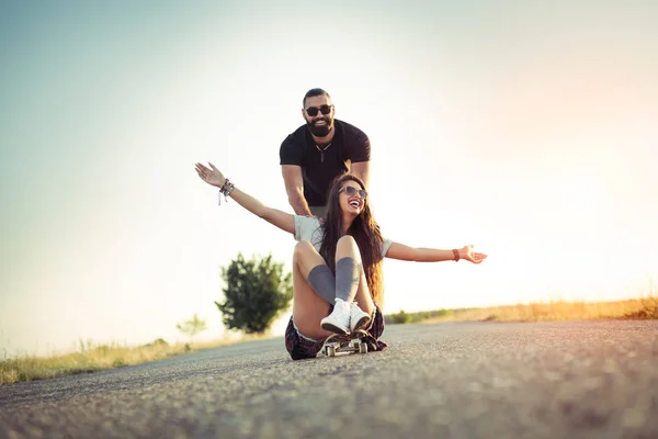 Amici di skateboard divertirsi — Foto Stock