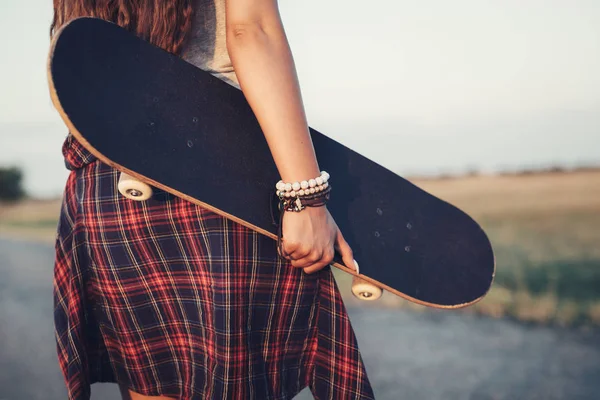 Zblízka dospívající dívky drží skateboard — Stock fotografie