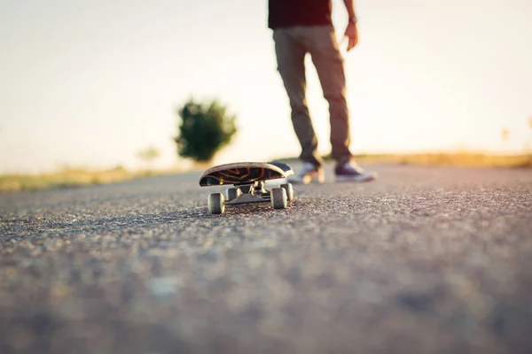 Skateboard en la calle al atardecer . — Foto de Stock