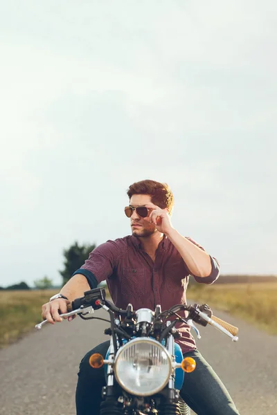 Motorrijder op zijn motor — Stockfoto