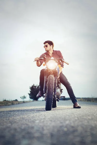 Jovem motociclista com sua moto — Fotografia de Stock