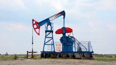 Petrol sahası üzerinde yağ pompası