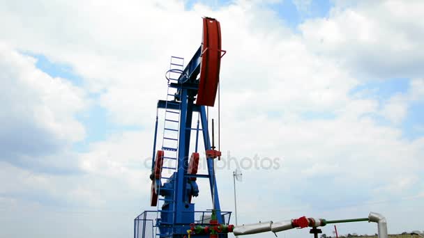 Pompa petrolifera sul giacimento petrolifero — Video Stock