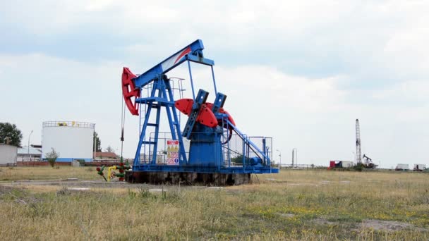 Bomba de aceite en el campo de petróleo — Vídeos de Stock