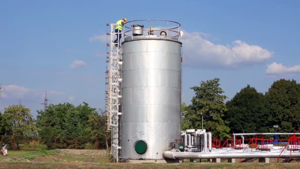 Trabajador industrial, trabajando en planta de energía — Vídeo de stock