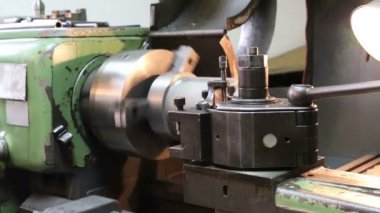 Torna makine çalışıyor