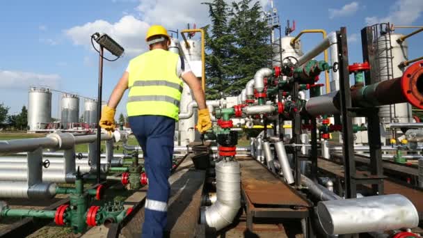 Industrial worker, working in power plant — Stock Video