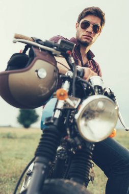 Onun Motosiklet ile genç motorcu