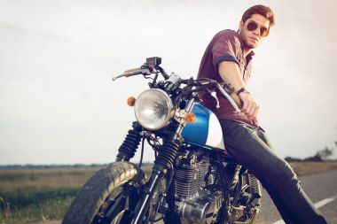 Onun Motosiklet ile genç motorcu