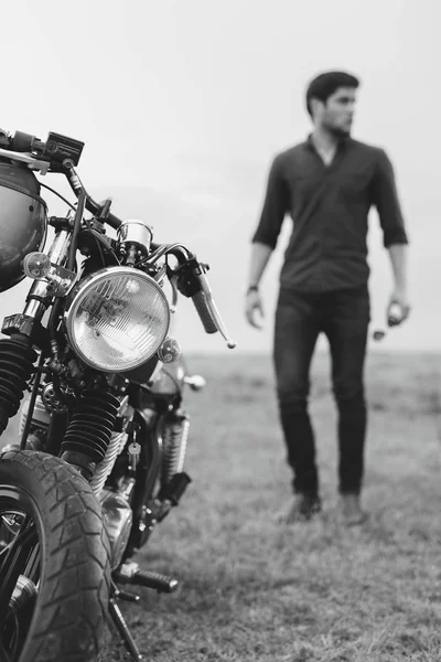 Jovem motociclista com sua moto — Fotografia de Stock