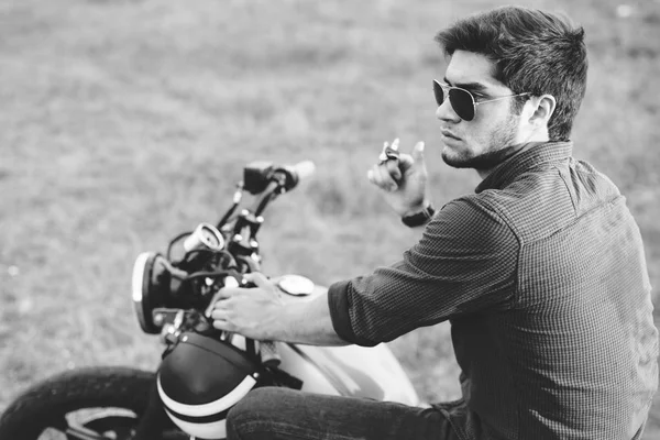 Mladý motorkář se svým motocyklem — Stock fotografie