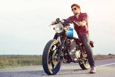 Motosikletli bir motorcu.