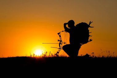 Bir yay avcı silüeti