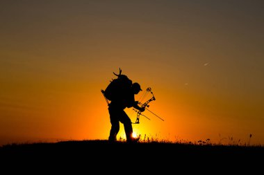 Bir yay avcı silüeti