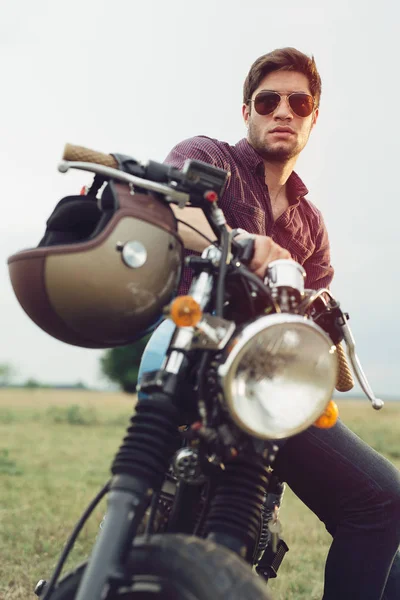 Jovem motociclista com sua moto — Fotografia de Stock