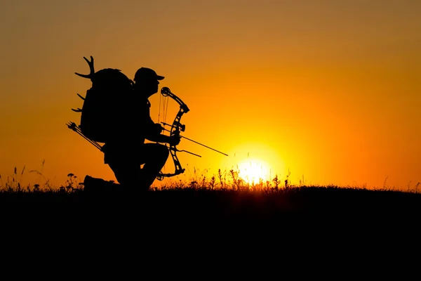 Silhouette of a bow hunter — Stock Photo, Image