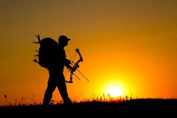 Silhouette of a bow hunter — Stock Photo, Image