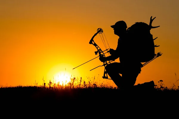 Silhouette of a bow hunter — Stock Photo, Image