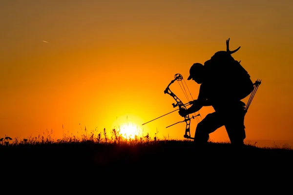 Silhouette of a bow hunter — Stock Photo, Image