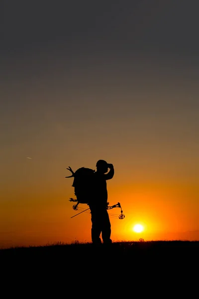 Silhouette of a bow hunter — Stock Photo, Image