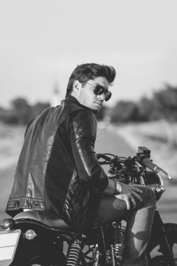 Motosikletçi açık havada bir kafe-racer Motosiklet ile