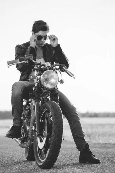 Motociclista com uma moto de café-piloto ao ar livre — Fotografia de Stock