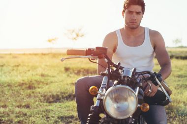 Motosikletçi açık havada bir kafe-racer Motosiklet ile