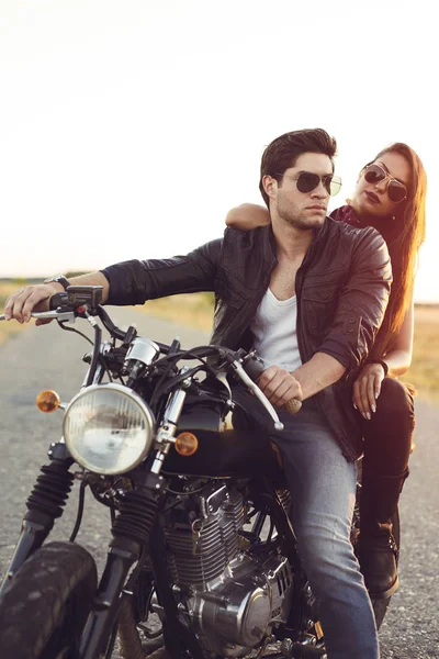 Vintage özel motosiklet bisikletçileri seksi Çift