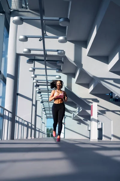 Atleta mulher correndo edifício — Fotografia de Stock