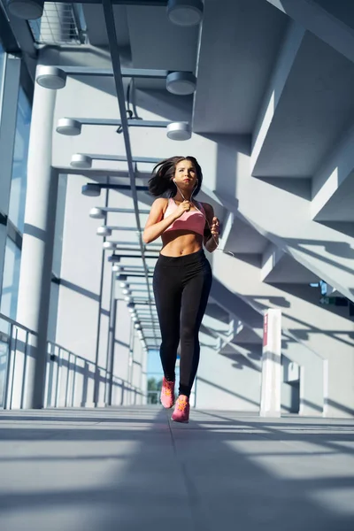 Mulher fitness no estádio — Fotografia de Stock