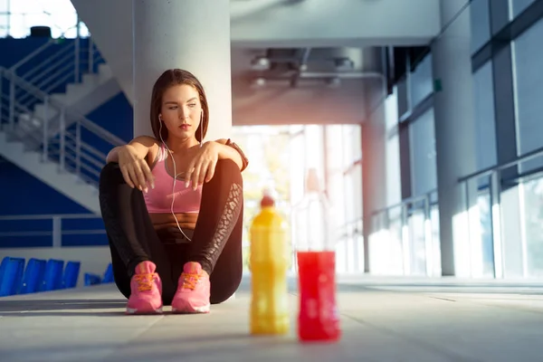 Junge Frau ruht sich nach dem Training im Fitnessstudio aus — Stockfoto